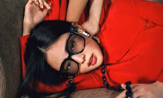 Đeo kính muốn trông vừa đẹp vừa sang chắc chắn phải biết cách trang điểm phù hợp