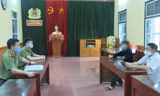 Công an làm việc với các đối tượng là quản trị viên các trang fanpage, nhóm facebook.