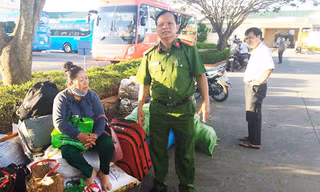 Công an mời hành khách tường thuật vụ việc.