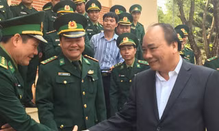 Thủ tướng thăm hỏi cán bộ, chiến sĩ biên phòng Đắk Nông. 