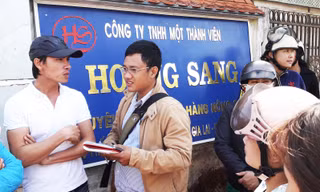 Hàng trăm người dân đến trước cổng công ty Hoàng Sang.