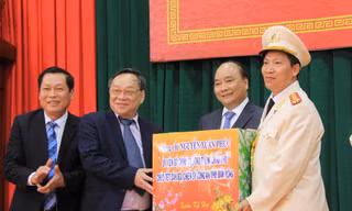 Thủ tướng Nguyễn Xuân Phúc tặng quà tết cho lãnh đạo, chiến sĩ Công an tỉnh Đắk Nông