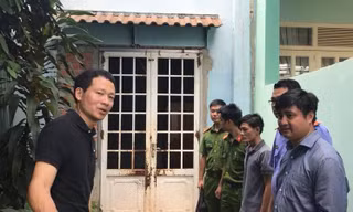Đại tá Vũ Hồng Văn (bên trái ảnh) chỉ đạo lực lượng công an khám nghiệm hiện trường