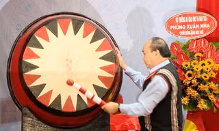 Thủ tướng đánh trống khai trường năm học mới 2018 - 2019 tại Trường phổ thông Dân tộc nội trú huyện Tu Mơ Rông
