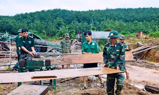 Cán bộ, chiến sĩ Đồn biên phòng 711 giúp nhân dân thu dọn nhà bị sập sau cơn lũ
