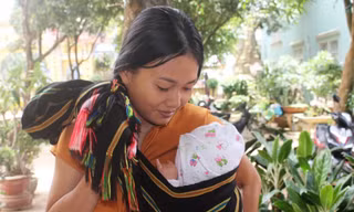 Siu H’Đanil và con trai 3 tháng tuổi