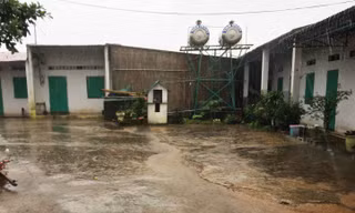Khu nhà với nhiều phòng trọ được bà Hà thuê lại