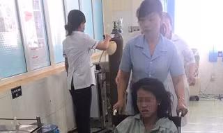 Một nạn nhân của vụ đuối nước, đang được điều trị tại bệnh viện Đa khoa huyện Tuy Đức