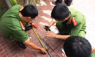 Các lực lượng chức năng khám nghiệm hiện trường. Ảnh: Công an tỉnh Kon Tum