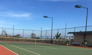 Sân tennis trong khuôn viên trụ sở xã Nhân Cơ. Ảnh LỮ HỒ. 