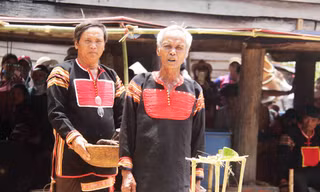 Thầy cúng Ksor Lol làm "Lễ cúng cầu mưa" tại nhà mình