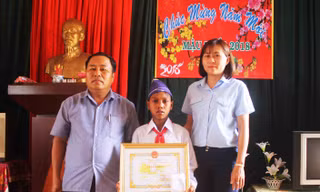 Em Y Nhơng nhận bằng khen 