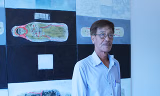 Họa sĩ Nguyễn Quân và tác phẩm triển lãm sử dụng chất liệu tranh làng Sình (Huế) Ảnh: N.M.Hà