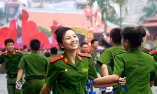 Nữ học viên cảnh sát 'khoe' tài sắc