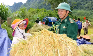 'Thứ Bảy về bản' của lính quân hàm xanh