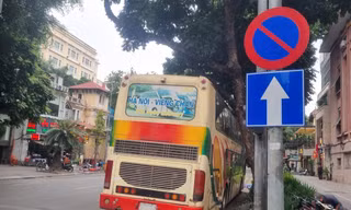Công an nói gì về ô tô mang biển Lào ‘nằm lì’ trên phố gần một năm?