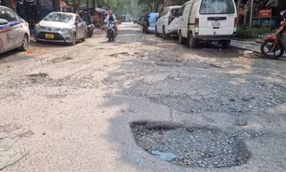 Đường tại trung tâm quận Cầu Giấy, Hà Nội "nát như tương"