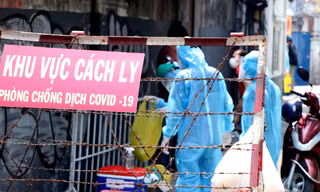 Nhân viên y tế phung khử khuẩn tòa nhà.