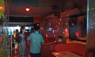 Lực lượng chức năng làm việc với chủ quán cà phê.