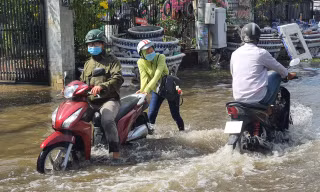Người dân TP.Thủ Đức bì bõm lội nước dù trời nắng chang chang