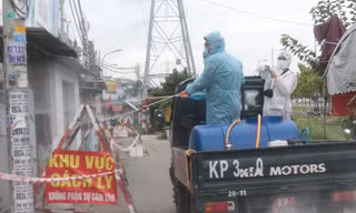 Chiều 11/6, Ban Chỉ huy Quân sự TP Thủ Đức (TPHCM) phối hợp với UBND phường Hiệp Bình Chánh phun hoá chất khử khuẩn phòng chống dịch COVID-19 trên địa bàn. 