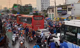 Giao thông TPHCM hỗn loạn sau cơn mưa lúc rạng sáng