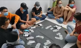 Sòng bạc bị bắt quả tang.