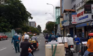 Các chốt kiểm soát nội thành tạm dừng kiểm tra di biến động dân cư.