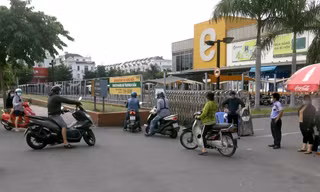 Chiều 13/7, nhiều khách hàng đến siêu thị Emart trên đường Phan Văn Trị, quận Gò Vấp để mua hàng hóa thì bất ngờ nhận được thông báo siêu thị tạm đóng cửa.