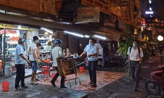 Lực lượng chức năng thu giữ bàn ghế của nhiều quán vìa hè vi phạm.