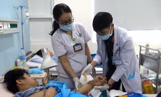 Bác lấy tĩnh mạch chân để nối bàn tay đứt lìa cho bệnh nhân.