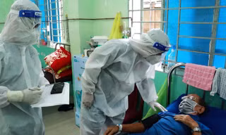 Các F0 khỏi bệnh chăm sóc F0 tại Bệnh viện Dã chiến điều trị COVID-19 số 1 Phú Nhuận.