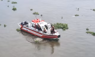Người nhái lặn tìm nạn nhân.