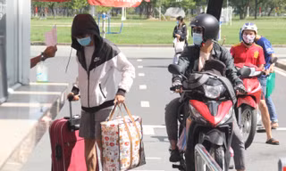 Sinh viên dọn đồ rời ký túc xá.