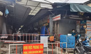 Ngày 5/7, lực lượng chức năng quận 1, TPHCM đang phong tỏa chợ Tân Định để điều tra dịch tễ, thực hiện các biện pháp phòng chống COVID-19.
