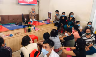 Hàng chục người bị bắt quả tang đang đánh bạc.