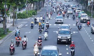 Ghi nhận của phóng viên, từ sáng sớm, người dân từ khu vực ngoại thành đổ về trung tâm TPHCM khá đông.