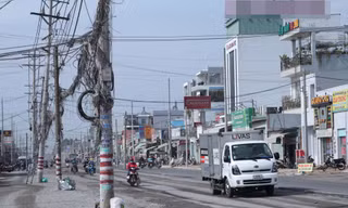 Hàng trăm trụ điện 'mọc' giữa đường, điện lực TPHCM nói gì?