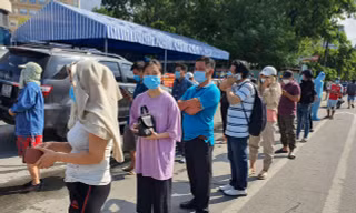 Sáng 6/7, ghi nhận tại Bệnh viện Quân y 175 thuộc Bộ Quốc phòng, hàng trăm người lao động, sinh viên trong khu vực đến xếp hàng dài để đăng ký xét nghiệm nhanh COVID-19.