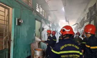 Nhiều phòng trọ bị thiêu rụi.