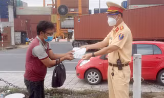 Thiếu tá Trịnh Nguyễn Thanh Tuấn hỗ trợ anh Vọng tiền mua thuốc cho con.