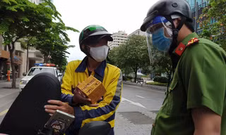 Ngày 25/7, Đội CSGT – TT Công an quận 1, TPHCM tiến hành tuần tra giám sát việc thực hiện giãn cách xã hội theo Chỉ thị 16 tăng cường và kiểm tra xử lý người dân ra đường không thật sự cần thiết.