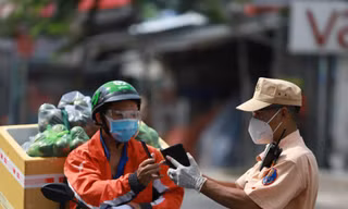 Ngày 29/8, Công an TPHCM triển khai việc kiểm tra khai báo 'di biến động dân cư' tại các chốt kiểm soát phòng chống COVID-19 nội thành sau một thời gian tạm dừng.