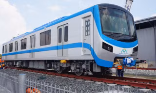 CLIP: Cận cảnh đoàn tàu số 2 được hạ xuống đường ray Depot Long Bình