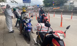 Ngày 12/10, nhiều người dân các tỉnh miền Tây đã chạy xe máy trở lại TPHCM.
