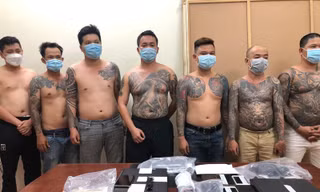 Một số thành viên trong băng nhóm cùng nhiều hung khí.