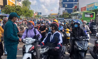 Ùn tắc cục bộ tại các chốt vào sáng 31/5.