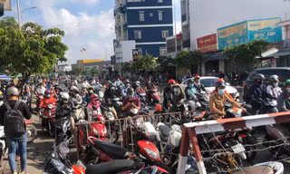 Ghi nhận của phóng viên vào sáng 31/5, rất đông người dân quận Gò Vấp, TPHCM vẫn được rời địa phương để đi làm ở các nơi khác.