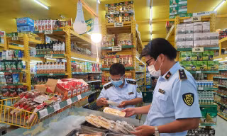 Lực lượng Quản lý Thị trường kiểm tra niêm yết giá trên các sản phẩm ở Bách Hóa Xanh.