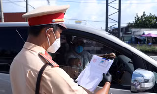 TPHCM đổi giấy đi đường từ ngày 25/8.